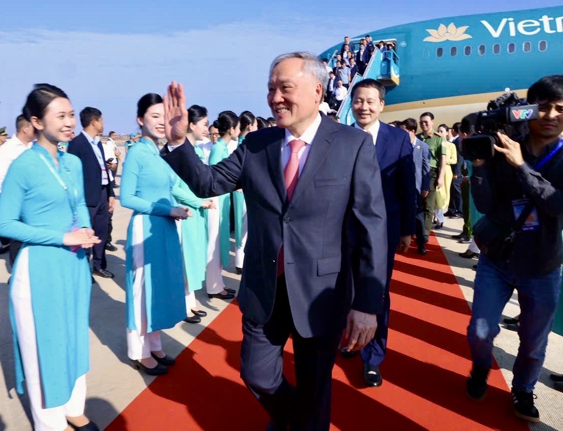 Sau 4 năm thi công, Phó Thủ tướng  Nguyễn Hòa Bình cùng lãnh đạo các bộ, ban, ngành là những hành khách “đặc biệt” trên chuyến bay thương mại đầu tiên đáp xuống Cảng hàng không Long Thành.