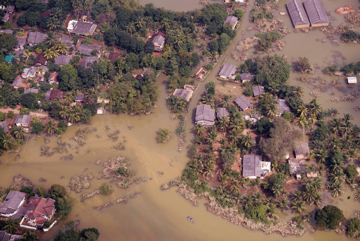 Ngập lụt sau lũ ở Sri Lanka. Ảnh: Reuters