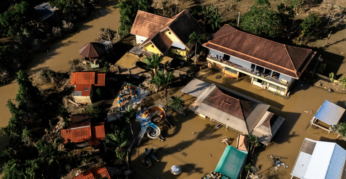 Lũ lớn nhấm chìm một khu nghỉ dưỡng ở huyện Hat Yai, tỉnh Songkhla, Thái Lan. Ảnh: Reuters