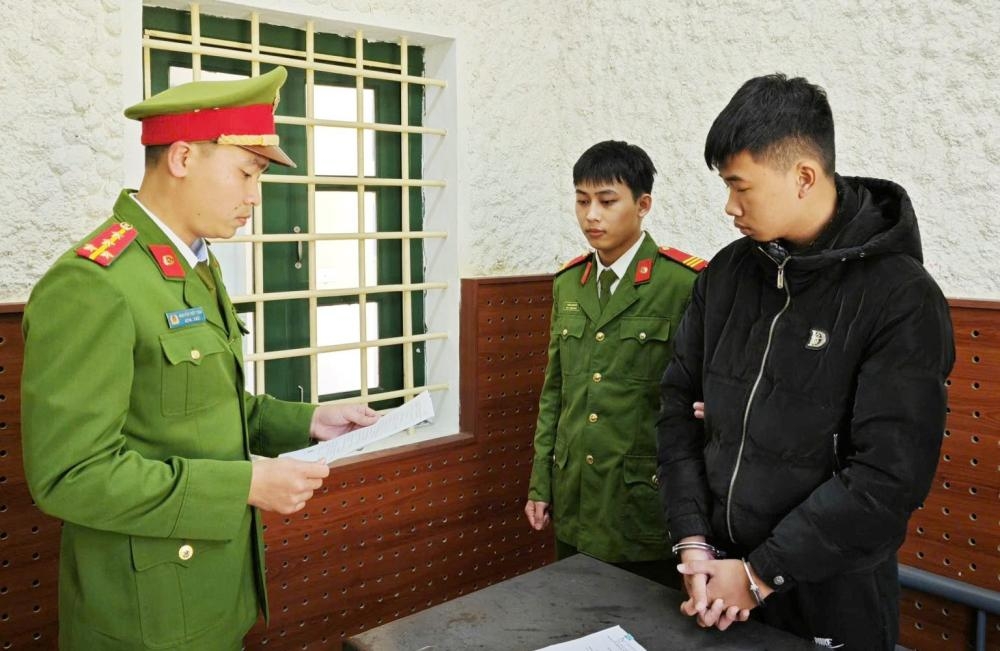 Cơ quan điều tra đọc quyết định khởi tố, tạm giam Trần Quang Huy. (Ảnh: Công an Hà Tĩnh).