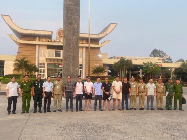 Cơ quan chức năng bắt giữ các đối tượng lừa đảo xuyên quốc gia.