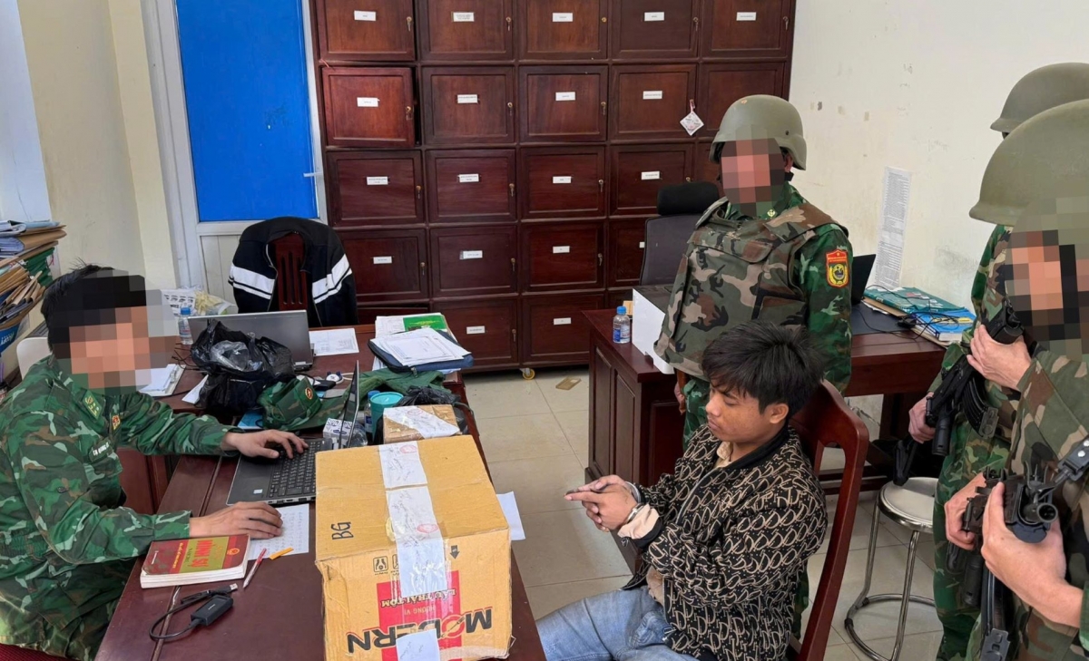 Lực lượng chức năng lấy lời khai của Hồ Văn Triệu