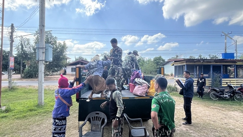 Lực lượng chức năng Thái Lan hỗ trợ người dân sơ tán tại khu vực biên giới giáp Campuchia. Nguồn: Văn phòng Thủ tướng Thái Lan