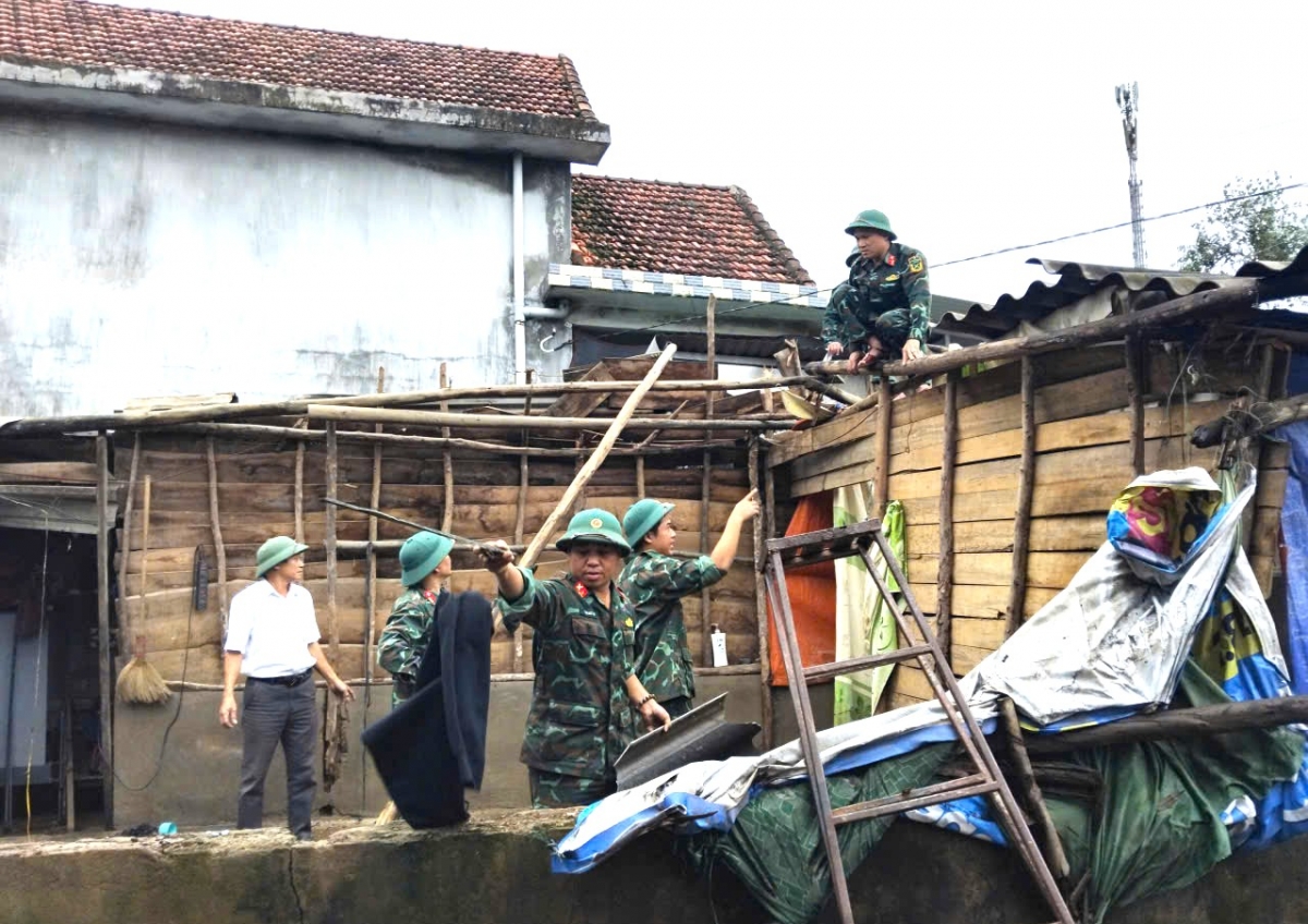 Lực lượng quân đội hỗ trợ sửa chữa nhà giúp người dân bị ảnh hưởng thiên tai