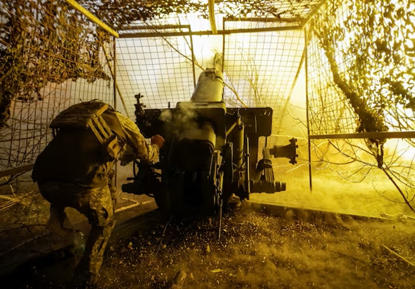 Lực lượng vũ trang Ukraine khai hỏa lựu pháo về phía quân đội Nga. Ảnh: Reuters