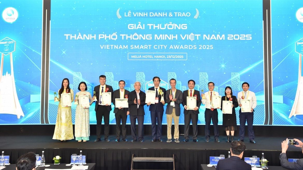 Đại diện các tỉnh thành nhận giải về thành phố thông minh (Ảnh: Vinasa)