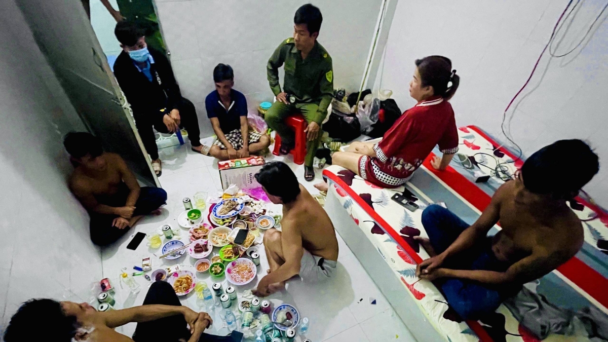 Các đối tượng tổ chức, sử dụng chất ma túy bị công an xã Tân Thủy bắt quả tang (Ảnh: CA)