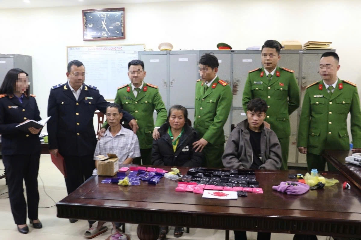 3 đối tượng và tang vật vụ án. (Ảnh: Công an Nghệ An)