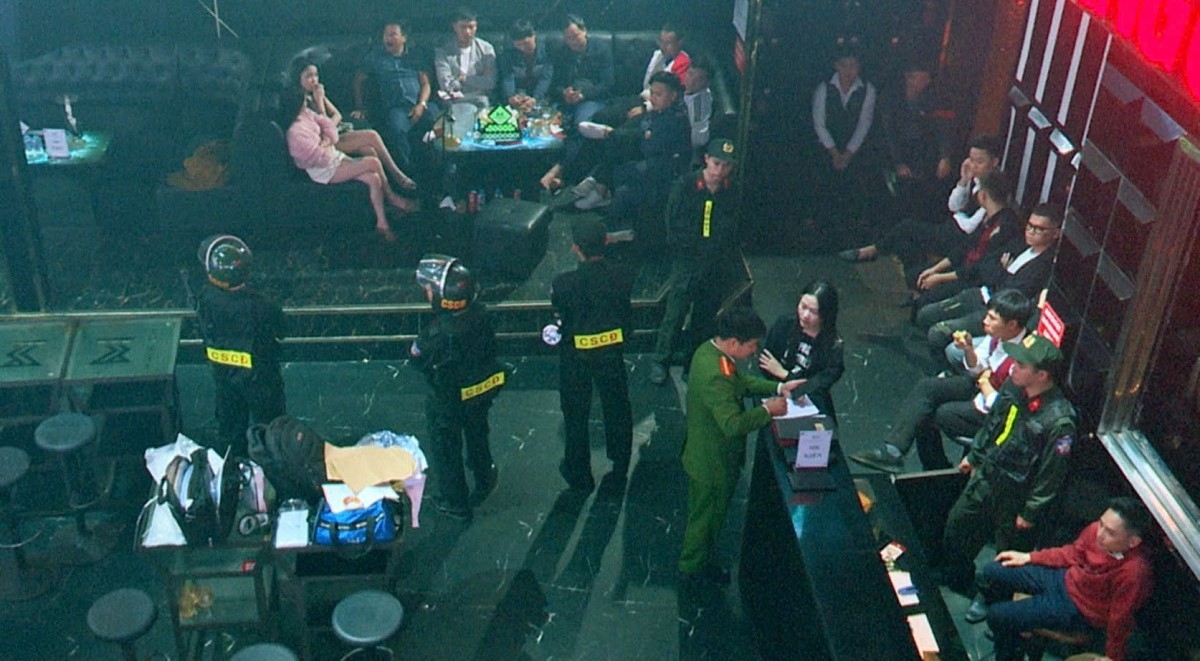 Qua test nhanh gần 200 khách và nhân viên phục vụ, lực lượng chức năng phát hiện 30 trường hợp dương tính với chất ma túy