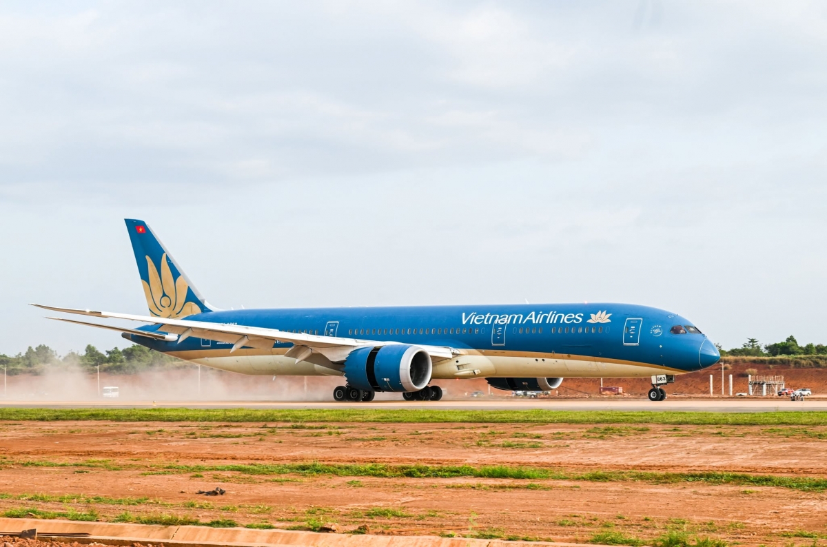 Chuyến bay hàng không dân dụng đầu tiên do Vietnam Airlines thực hiện đã hạ cánh thành công xuống sân bay Long Thành. 