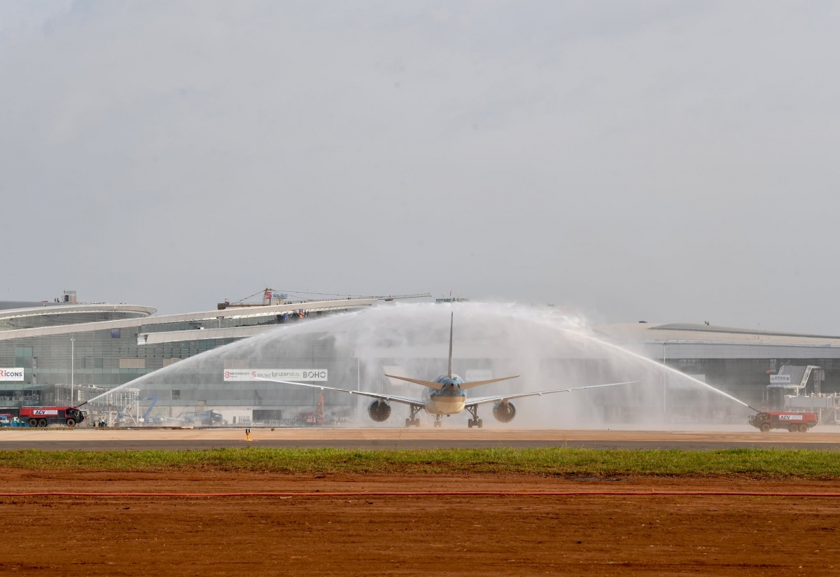 Nghi thức chào đón chuyến bay hàng không dân dụng đầu tiên do Vietnam Airlines thực hiện đã hạ cánh thành công xuống Sân bay Long Thành. 