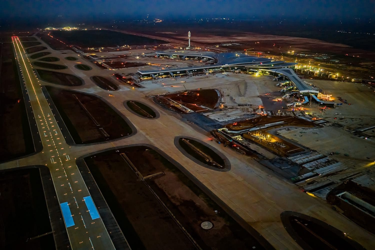 Đường băng đã sáng đèn, đủ điều kiện cất hạ cánh. Hạ tầng điện với công suất 80 MW, cùng hạ tầng nước, hạ tầng xăng dầu, hạ tầng thông tin liên lạc và các đường vào sân bay cũng cơ bản hoàn thành. 