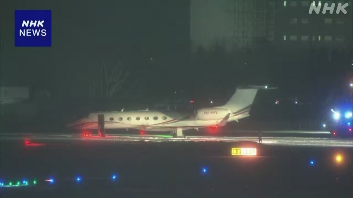 Máy bay gặp sự cố hiện vẫn đang nằm ngang đường băng B của sân bay Shin Chitose. Ảnh: NHK