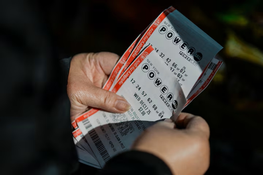 Một người cầm vé số trúng giải độc đắc 1,25 tỷ USD trong kỳ quay số Powerball tại thành phố New York, Mỹ, ngày 17/12/2025. Ảnh: Reuters