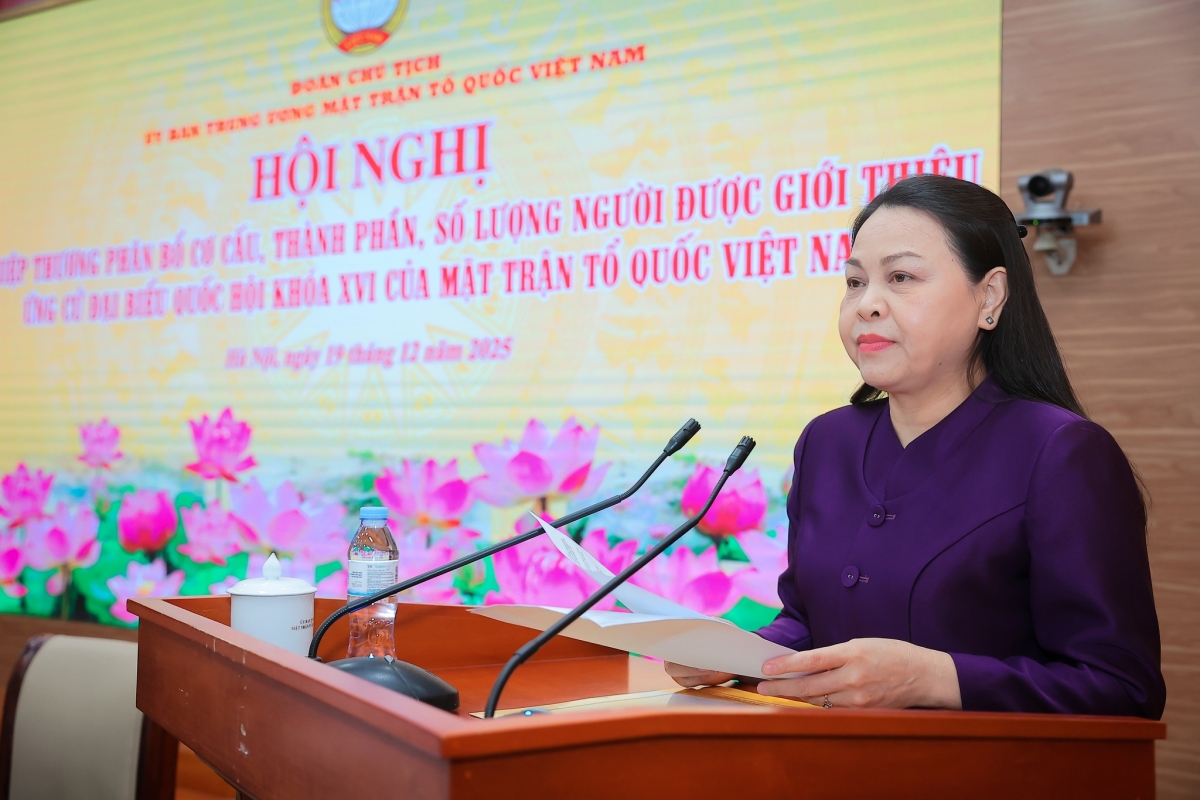 Phó Chủ tịch - Tổng Thư ký Ủy ban Trung ương MTTQ Việt Nam Nguyễn Thị Thu Hà trình bày tờ trình.