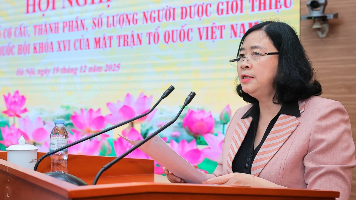 Chủ tịch Ủy ban Trung ương MTTQ Việt Nam Bùi Thị Minh Hoài phát biểu tại hội nghị.