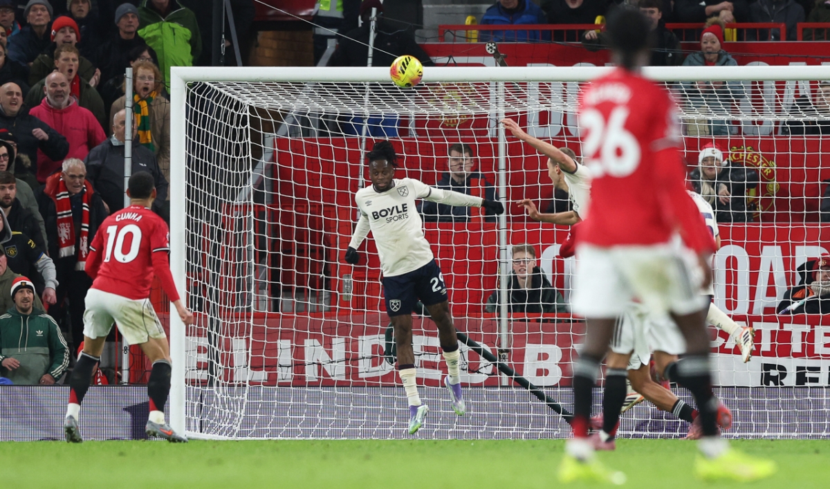 Wan Bissaka cứu thua cho West Ham ngay trên vạch vôi (Ảnh: Reuters)