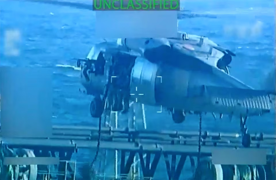 Lực lượng Mỹ đổ xuống một tàu chở dầu ngoài khơi Venezuela, ngày 10/12/2025. Ảnh trích từ video: US Attorney General/Reuters