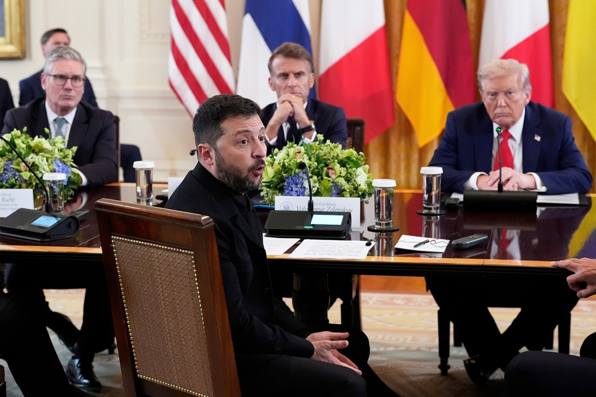 Tổng thống Ukraine Volodymyr Zelensky cùng các nhà lãnh đạo châu Âu và Tổng thống Mỹ Donald Trump trong cuộc họp tại Nhà Trắng ngày 18/8/2025. Ảnh: AP