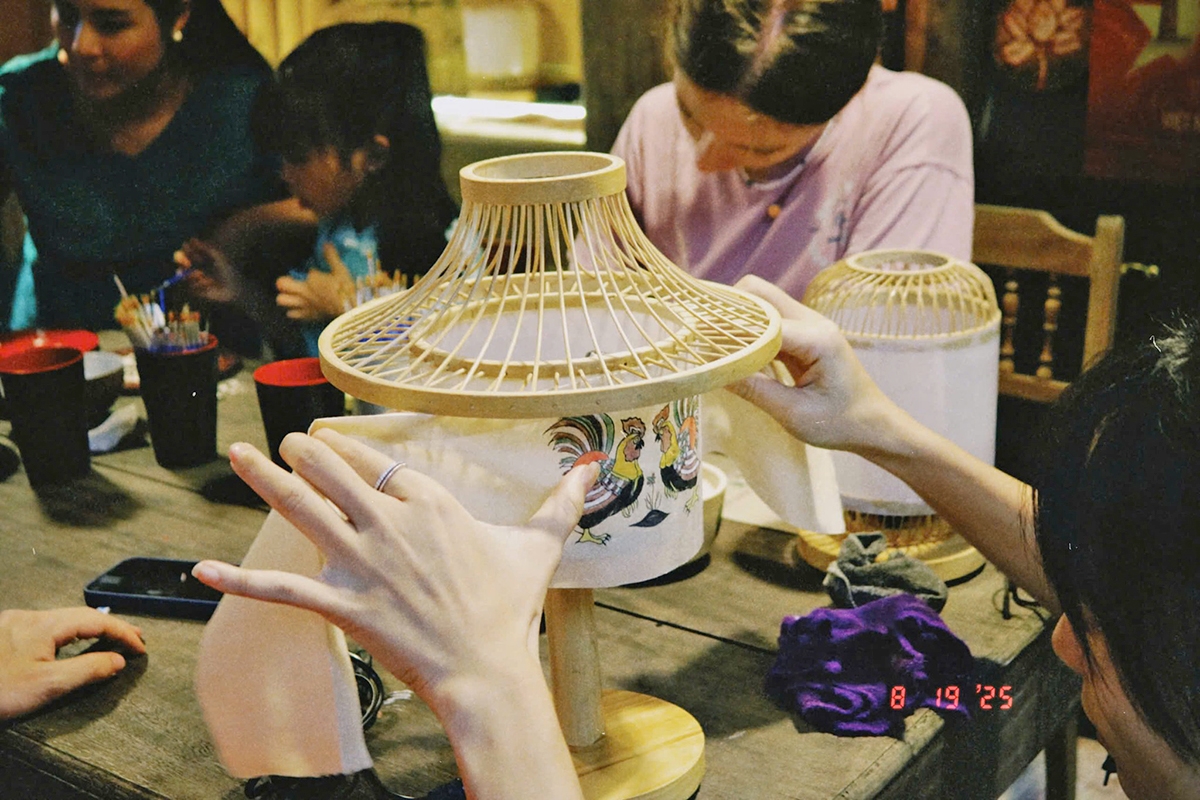 Sáng tạo thêm các sản phẩm mỹ thuật ứng dụng sử dụng chất liệu truyền thống là hướng đi mới nối dài giá trị di sản. (Ảnh: CNVV)