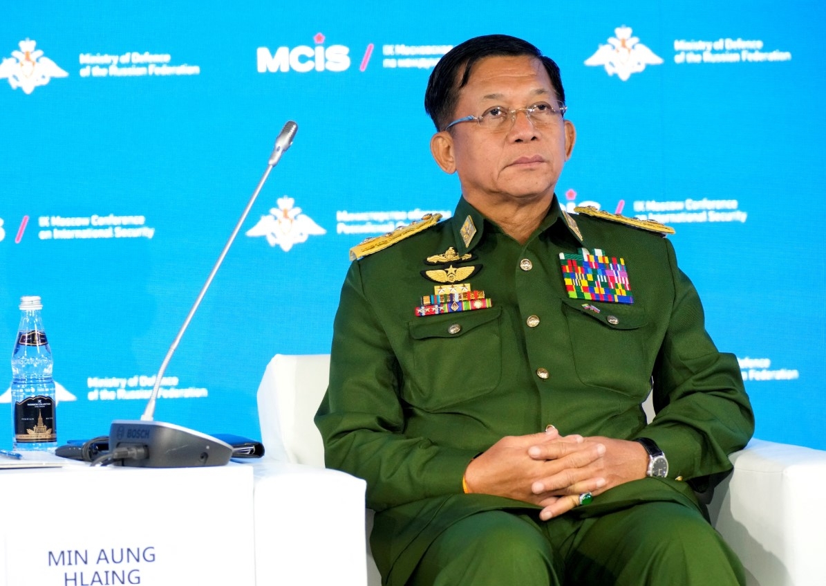 Quyền Tổng thống và Chủ tịch Ủy ban An ninh và Hòa bình Nhà nước Myanmar Min Aung Hlaing tại cuộc họp với căn cứ quân sự Magway, thuộc Bộ Tư lệnh trung tâm. Ảnh: Reuters