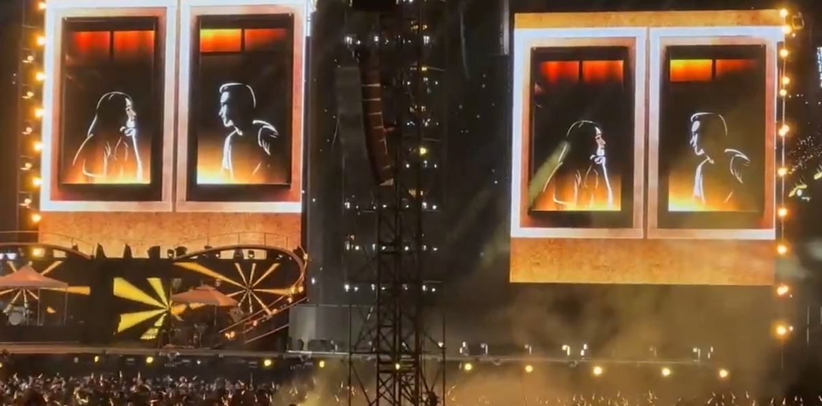 Khán giả hò reo khi màn hình xuất hiện ảnh của Mỹ Tâm và Mai Tài Phến.