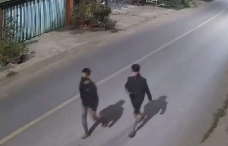 Hai nam thanh niên được cứu giúp trong đêm (Ảnh do camera ghi lại).