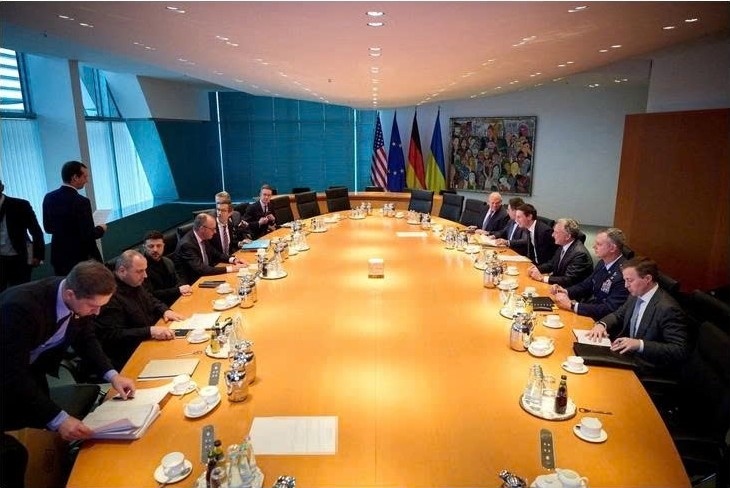 Tổng thống Zelensky và các quan chức Ukraine gặp đoàn Mỹ tại Berlin, Đức ngày 14/12 (Ảnh: REUTERS)
