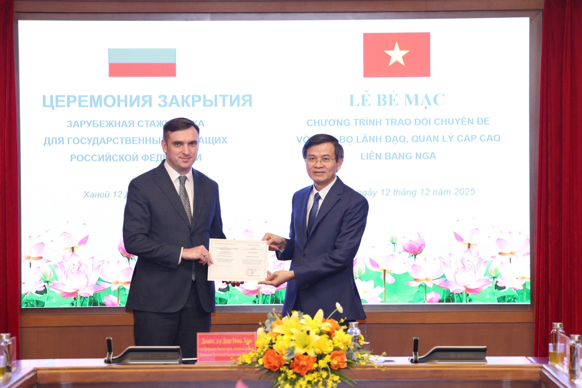 PGS.TS Đoàn Minh Huấn, Phó Giám đốc Thường trực Học viện Chính trị Quốc gia Hồ Chí Minh trao Giấy chứng nhận tại Chương trình bồi dưỡng và trao đổi chuyên đề với công chức cao cấp của Liên bang Nga 