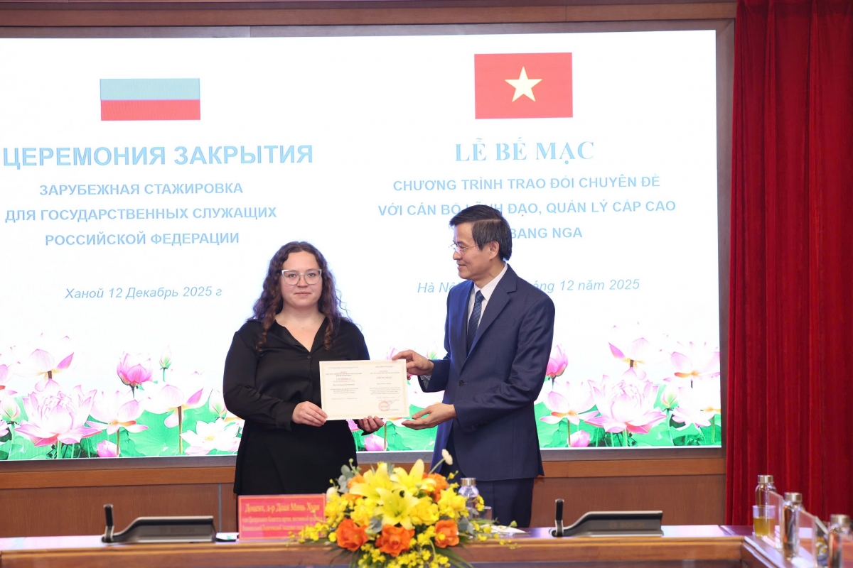 PGS.TS Đoàn Minh Huấn, Phó Giám đốc Thường trực Học viện Chính trị Quốc gia Hồ Chí Minh trao Giấy chứng nhận tại Chương trình bồi dưỡng và trao đổi chuyên đề với công chức cao cấp của Liên bang Nga