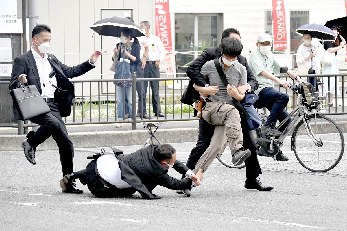 Nghi phạm Yamagami Tetsuya bị bắt giữ ngay tại hiện trường vụ án. (Ảnh: Asahi Shinbun)