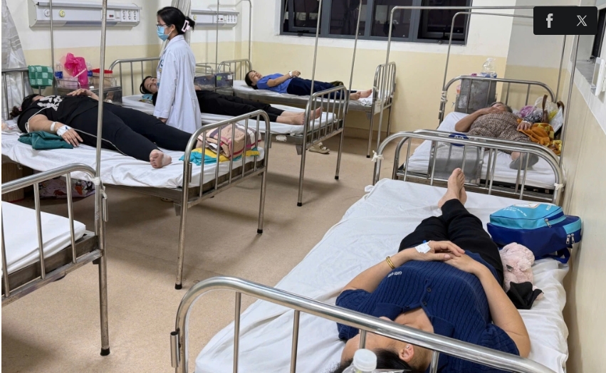 Bệnh nhân nghi ngộ độc thực phẩm cấp cứu tại Bệnh viện Đa khoa Khu vực Hóc Môn. (Ảnh: Bệnh viện cung cấp)