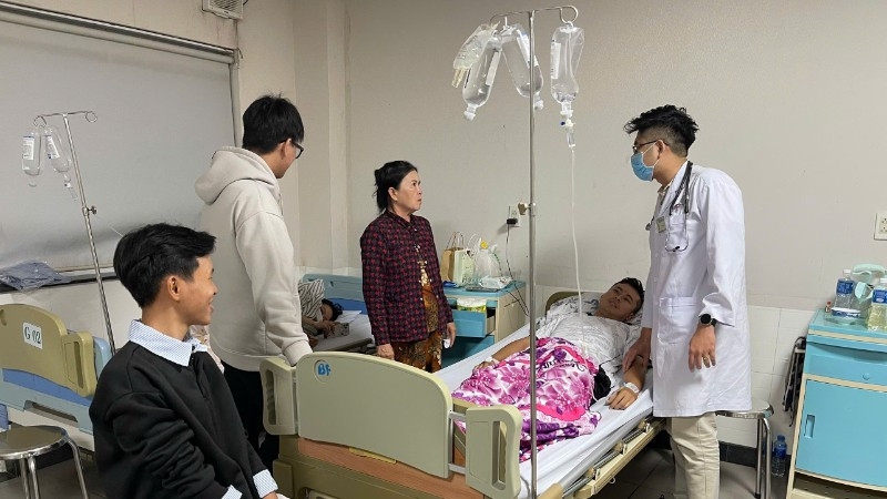 Một bệnh nhân trong vụ ngộ độc được cấp cứu ở bệnh viện tại Lâm Đồng (Ảnh: Nhân Dân)