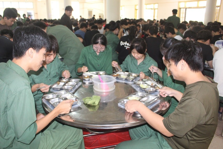 Sinh viên ăn trưa tại Trung tâm Giáo dục Quốc phòng và an ninh- ĐH Thái Nguyên (ảnh: Tiền Phong)