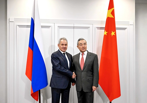 Ngoại trưởng Trung Quốc Vương Nghị và Thư ký Hội đồng An ninh Nga Sergey Shoigu. Ảnh: Bộ Ngoại giao Trung Quốc