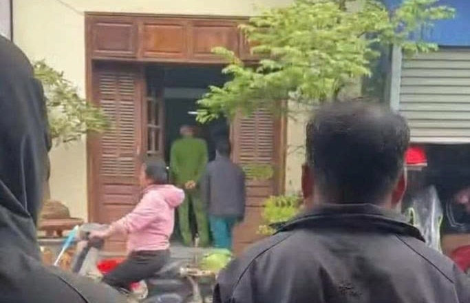 Lực lượng chức năng xuất hiện tại ngôi nhà nơi xảy ra sự việc. (Ảnh: Dũng Tiến)