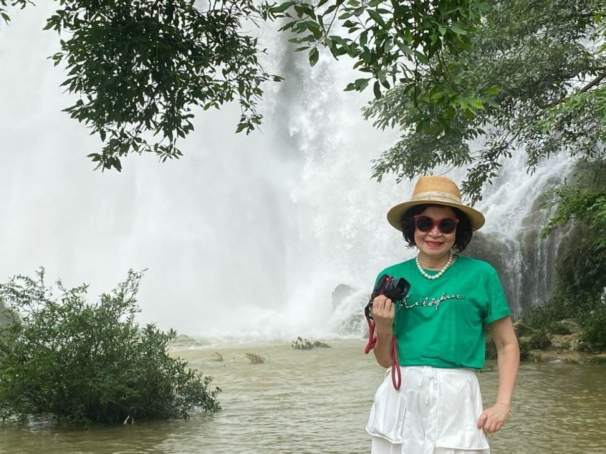 Chiếc máy ảnh giờ đây đã trở thành người bạn thân thiết với bà Nguyễn Quỳnh Anh (Ảnh NVCC)