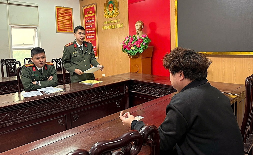 Tổ công tác Phòng An ninh chính trị nội bộ ra quyết định xử phạt vi phạm hành chính đối với P.V.H (Ảnh: Công an Nghệ An).