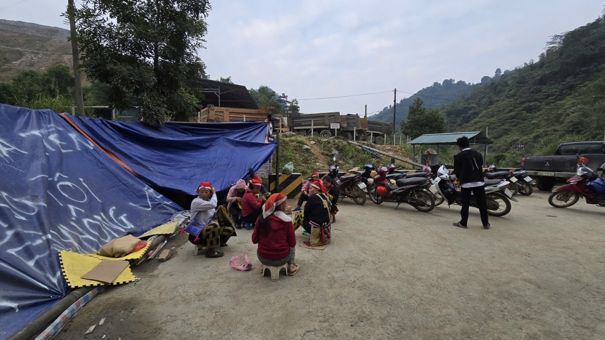 Người dân tập trung tại lán trại dựng tạm trước cổng vào khu vực khai thác của mỏ đồng Tả Phời