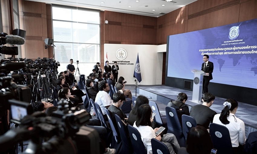 Người phát ngôn Bộ Ngoại giao Thái Lan Nikorndej Balankura trả lời họp báo chiều 31/12/2025. Ảnh: MFA Thailand