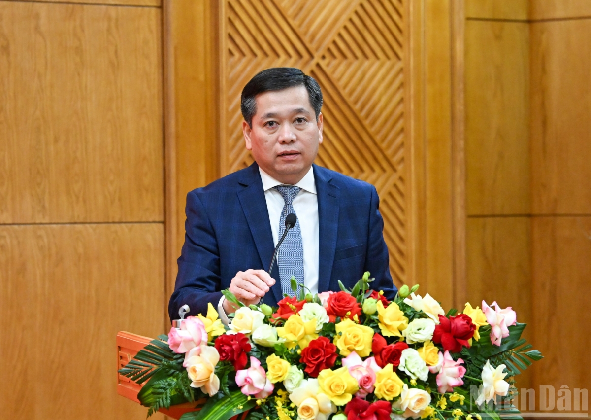  Phó Bí thư Thường trực Đảng ủy Nguyễn Long Hải trình bày  báo cáo tại hội nghị. Ảnh: Báo Nhân Dân