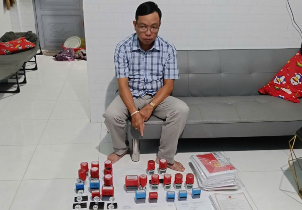 Nguyễn Phúc Bình cùng tang vật vi phạm. (Ảnh: CACC)