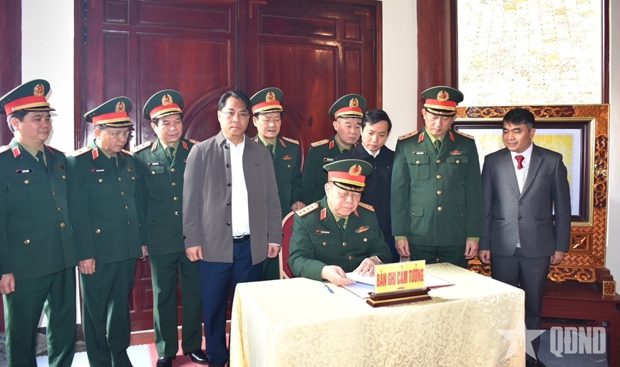 Đại tướng Nguyễn Trọng Nghĩa ghi cảm tưởng vào Sổ vàng lưu niệm Khu di tích Quốc gia đặc biệt rừng Trần Hưng Đạo. 