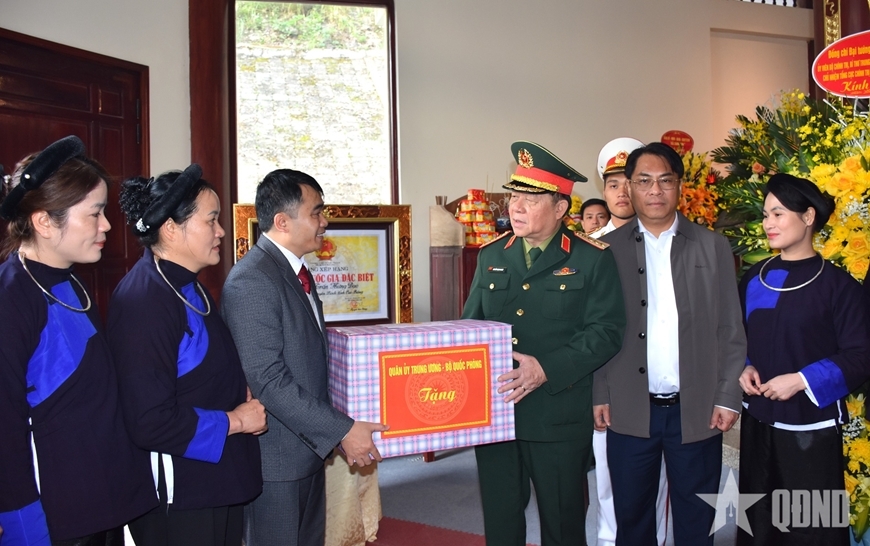  Đại tướng Nguyễn Trọng Nghĩa trao quà tặng Ban Quản lý Khu di tích Quốc gia đặc biệt rừng Trần Hưng Đạo.