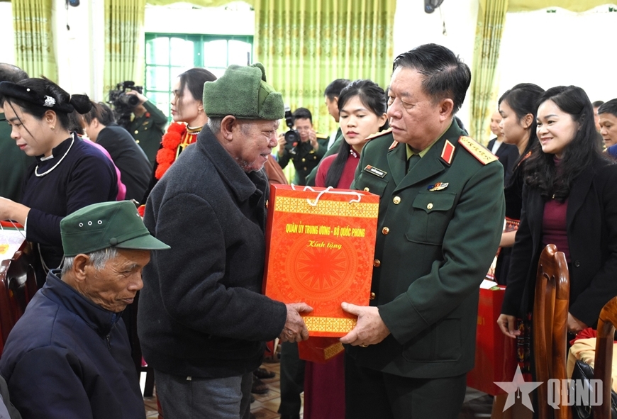 Đại tướng Nguyễn Trọng Nghĩa trao quà tặng các đối tượng chính sách.