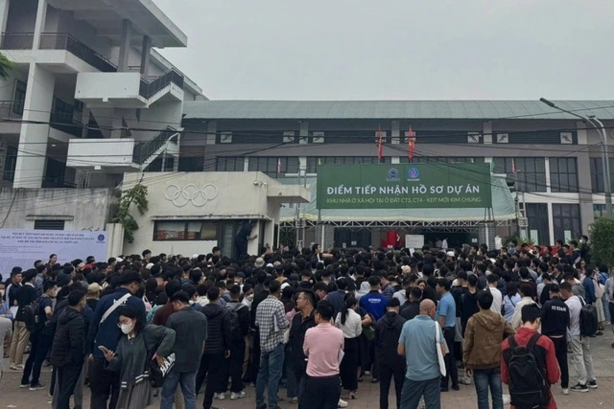 Người dân tập trung trước cổng điểm tiếp nhận hồ sơ tại dự án nhà ở xã hội Kim Chung (Hà Nội)
(Ảnh : Báo Thanh Niên)