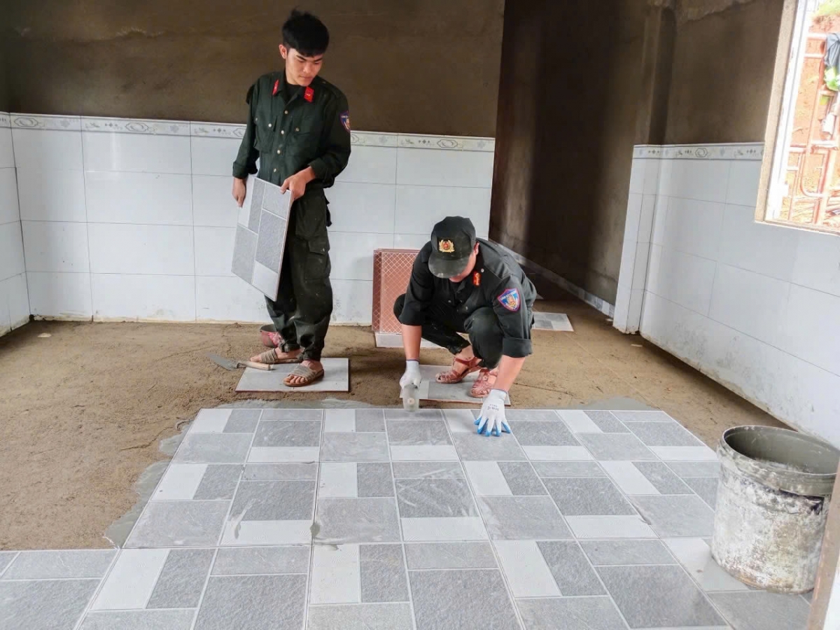 Công an có tay nghề xây dựng được huy động giúp người dân