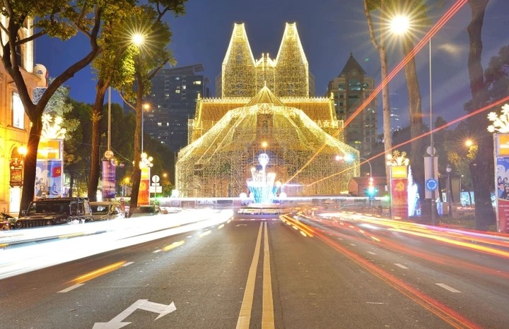 Không gian lung linh, huyền ảo của Nhà thờ Đức Bà giữa trung tâm TP.HCM, trở thành điểm nhấn thu hút mọi ánh nhìn. (Ảnh: Lương Ý)