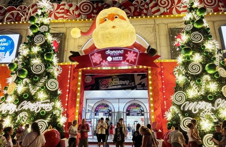 Các trung tâm thương mại lớn như Takashimaya, Diamond Plaza... được trang trí rực rỡ dịp Giáng sinh. (Ảnh: Báo Tiền phong)