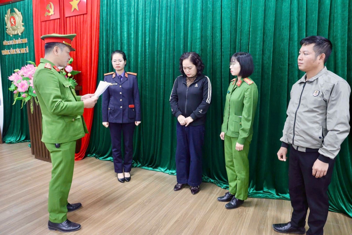 Cơ quan Cảnh sát điều tra đọc Lệnh bắt bị can để tạm giam với Nguyễn Thị Hoa (áo đen ở giữa)